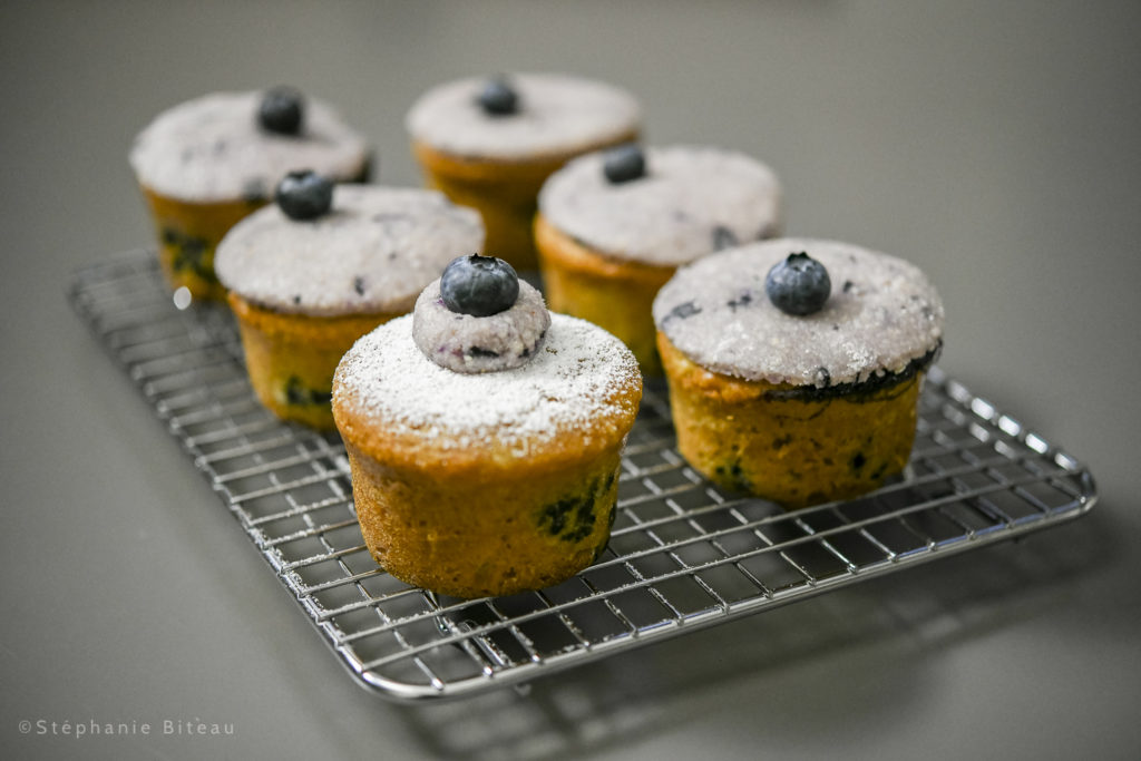 …. Aime ces cupcakes aux myrtilles tellement bons qu’elle n’en revient pas elle-même ! … Sans oeuf, toujours