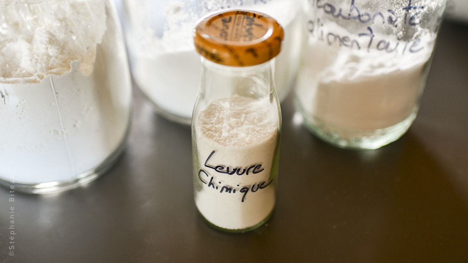 Aime faire sa levure chimique maison et des économies, et les cookies