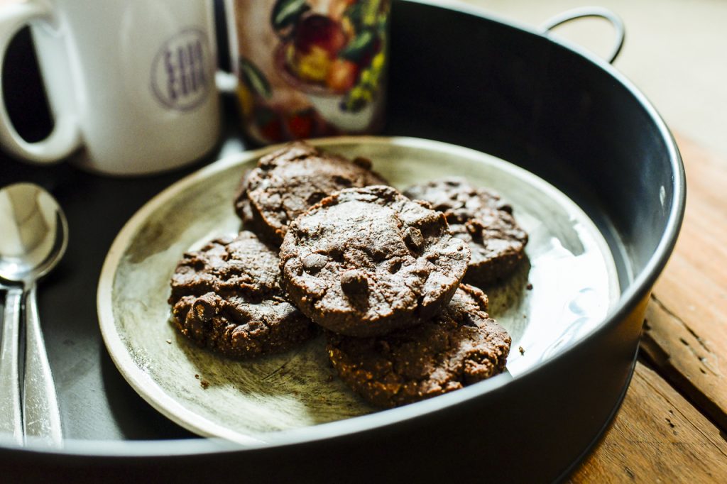 … Aime la version « full chocolat » et noisettes de sa recette de cookies vegan et sans gluten !